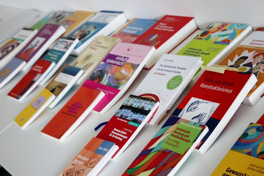 Büchertisch in der Ausbildung systemische Beratung für Offenbach